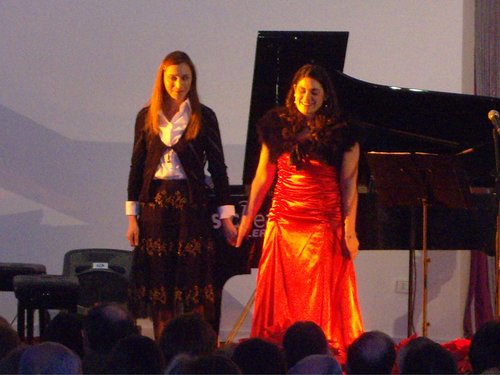 Anna Corvino e la pianista Enza di Stano.jpg